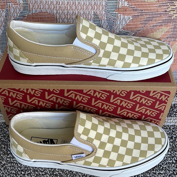 Vans WMNS Classic Slip-0
Checkerboard Taos Taupe
VN0A5A08YUU
Sneakers - Picture 2 of 16
